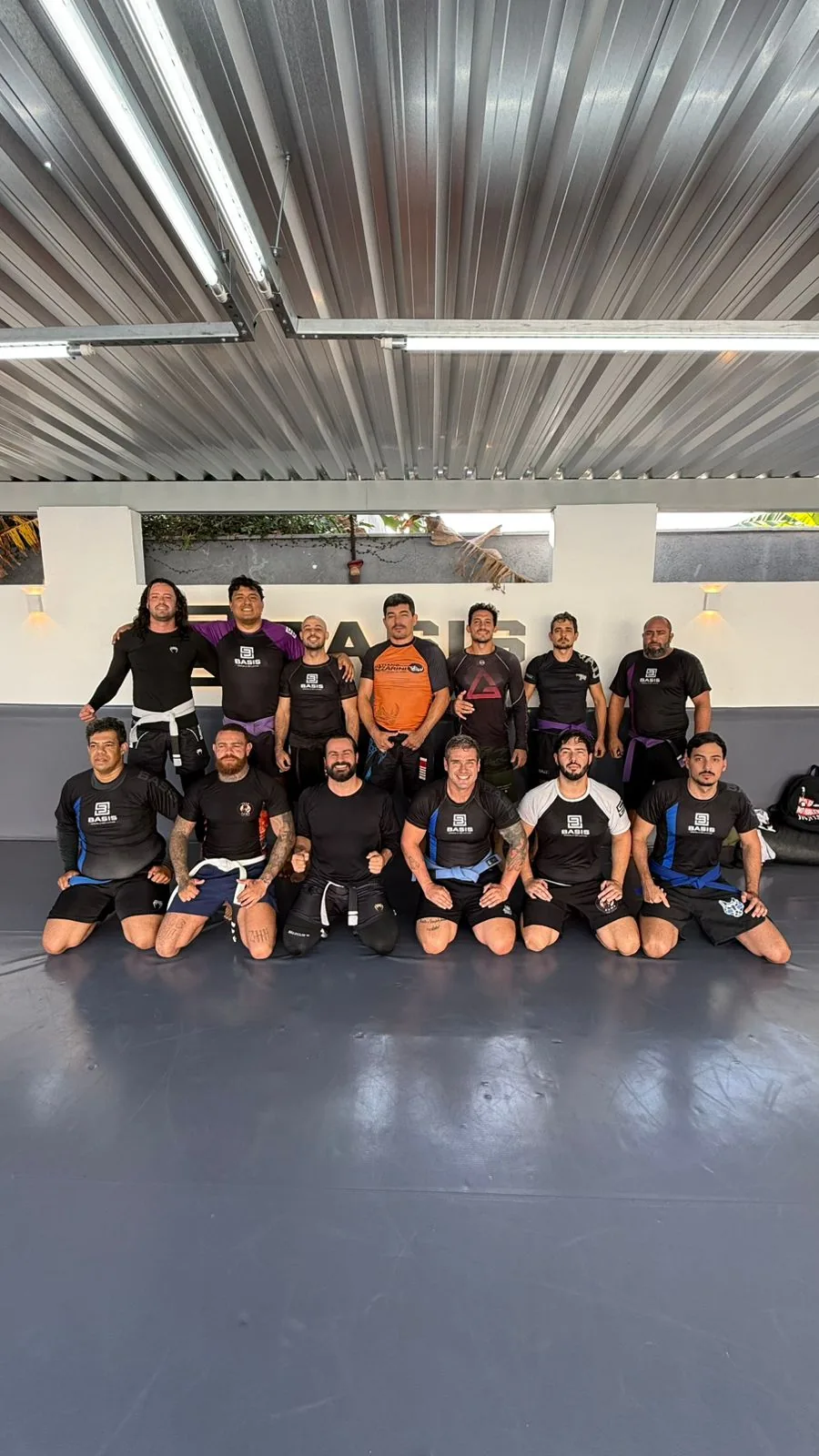 Grupo de alunos adultos de jiu-jitsu NoGi na BASIS Escola de Lutas em Lagoa Santa